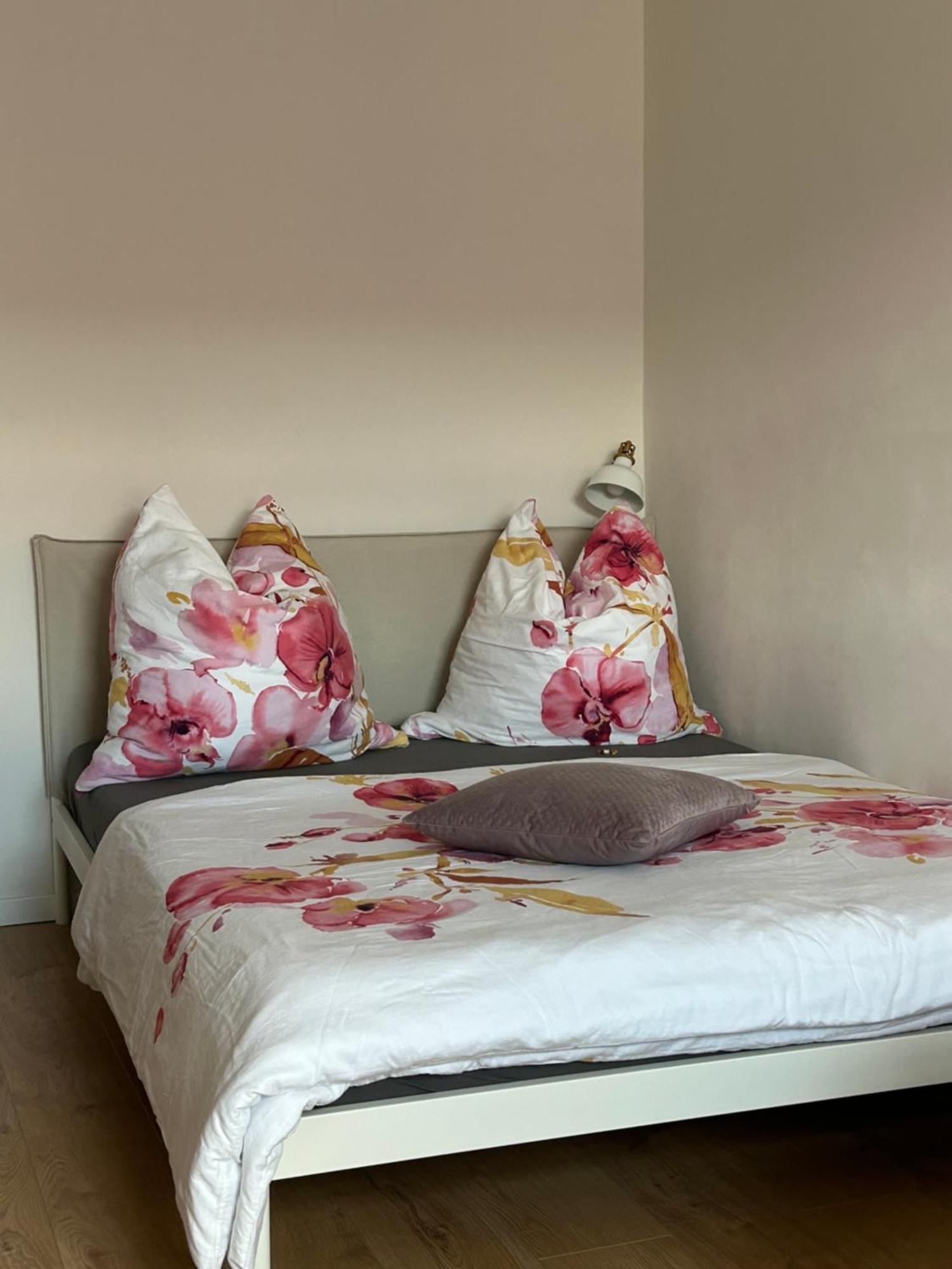 Schoene Neue 4 Zimmer Wohnung Mit Sued-Balkon Bis 8 Personen Naumburg  Buitenkant foto