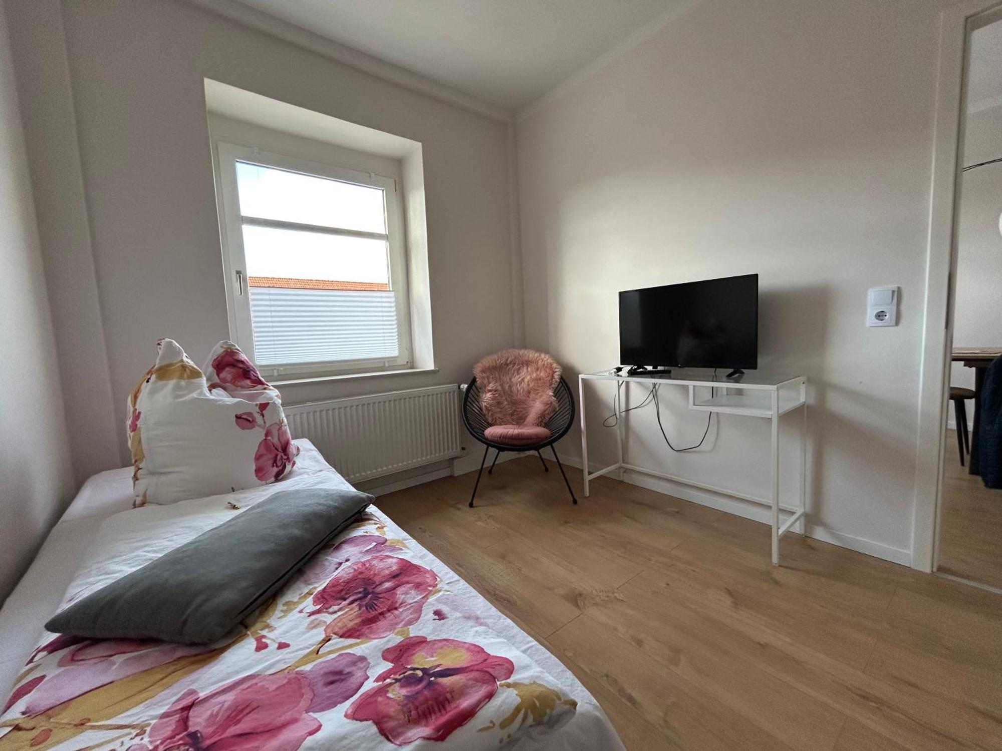 Schoene Neue 4 Zimmer Wohnung Mit Sued-Balkon Bis 8 Personen Naumburg  Buitenkant foto